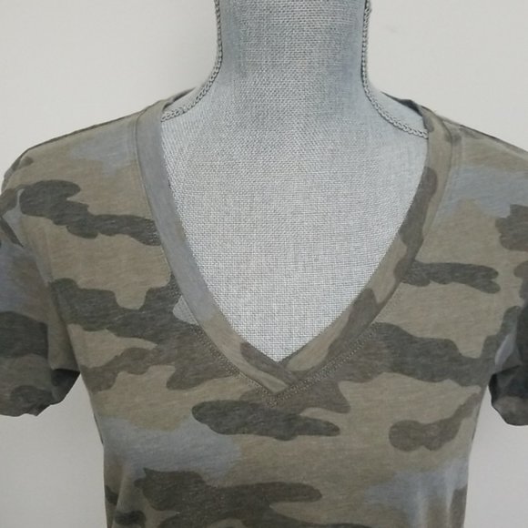 American Eagle Camo V Neck - Picture 6 of 9